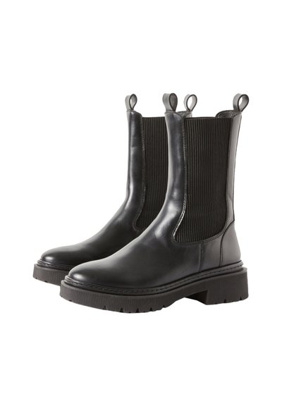 Stivali alla caviglia in pelle nera con pannelli laterali elasticizzati, linguette e una robusta suola in gomma con battistrada texturizzato. Design elegante e costruzione resistente.