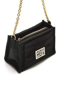 Borsa a mano in tessuto nero con tracolla a catena dorata, chiusura con zip e tasca frontale con placca logo argento. Forma rettangolare, superficie testurizzata.