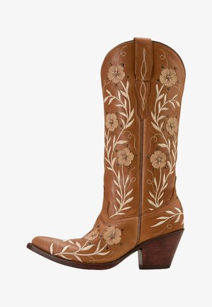 Bota vaquera de cuero marrón con bordado floral y costuras decorativas, con tacón de madera de altura media y tira para tirar.