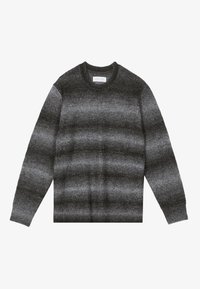 Pull gris en maille avec un col rond, présentant des rayures horizontales et des poignets côtelés. Texture douce et coupe décontractée.