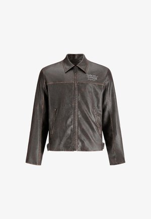 Brun læderjakke med krave, front lynlås og to sidelommer. Har kontrastsyninger og "DON'T HARD" broderi på brystet.