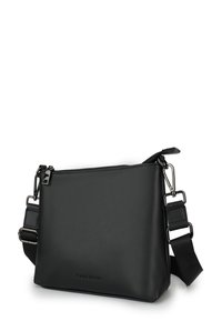 Borsa a tracolla sintetica nera con forma rettangolare, chiusura con zip, tracolla regolabile e dettagli in metallo. Presenta un logo inciso.