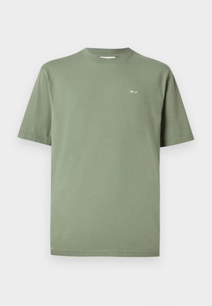 T-shirt vert à manches courtes avec col rond, petit logo blanc "NN. 07" en haut à gauche de la poitrine sur un fond uni.