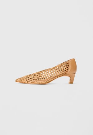 Chaussure à bout pointu avec un dessus tissé en tan, présentant un petit talon carré. Le design intègre une texture en filet et des accents en cuir lisse.