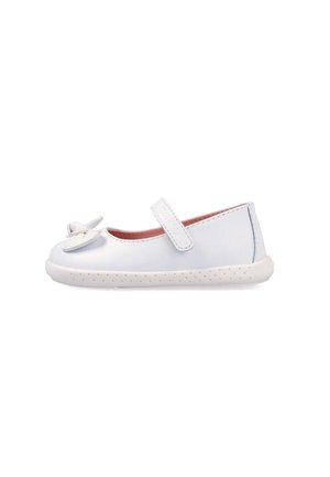 Zapato tipo Mary Jane blanco para niños con correa ajustable, suela blanda con puntos y mariposa decorativa en la punta.