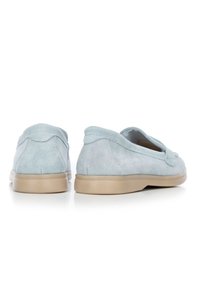 Světle modré semišové boty na slip-on s zaoblenou špičkou, měkkou texturou a béžovou gumovou podešví. Obsahují akcenty stehu a nízkoprofilový design.