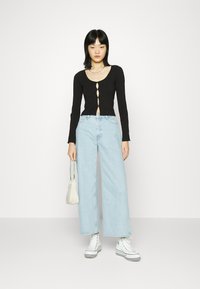 Monki MICKI - Calças de ganga de corte relaxado - blue light