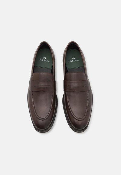 Rohke nahast loafers'id ümara varba, elegantse disaini ja ülemisel osal õmmeldud detailiga. Roheline sisetald kaubamärgi logoga.
