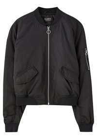 Veste bomber noire avec fermeture éclair avant en argent, deux poches à rabat, poignets et ourlet côtelés, et une poche zippée sur la manche gauche.