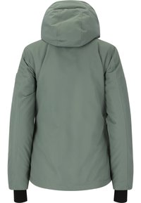 Grön isolerad jacka med huva, med en slät yta, figursydda ärmar och kontrasterande svarta muddar. Sytt sömmar är synliga.