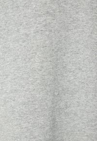 Grauer Baumwollstoff mit einer glatten, leicht strukturierten Oberfläche, einem dezenten Melange-Muster und gleichmäßiger Farbverteilung.