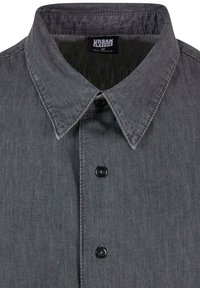 Camicia grigia con bottoni, realizzata in tessuto strutturato, con collo aperto, bottoni neri e un'etichetta che recita "Urban Classics."