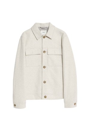 Lichtbeige button-up jas met een kraag, twee borstzakken met kleppen en bruine knoppen aan de voorkant en de manchetten.