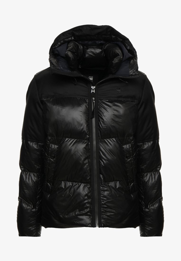 Zwarte pufferjack met een capuchon, voorzien van een mix van glanzende en matte texturen, een voorrits en twee zijzakken.