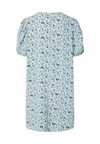 Vestido floral con mangas cortas abullonadas, confeccionado en una tela de color azul claro. Presenta un estampado de flores azules y verdes en toda la prenda.