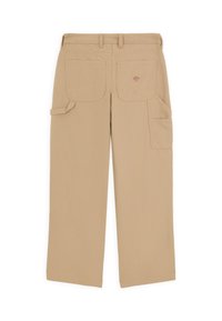 Beige cargo broek met twee achterzakken en twee zijzakken, gemaakt van duurzaam materiaal met een rechte pasvorm.