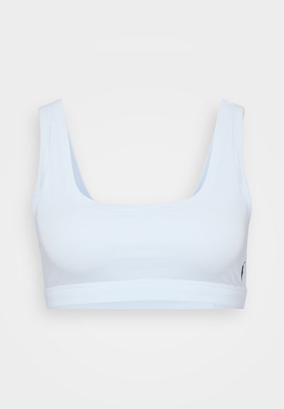 Ανοιχτό μπλε αθλητικό σουτιέν από μαλακό ύφασμα, με τετράγωνη λαιμόκοψη και φαρδιές τιράντες. Χωρίς ορατό τυχόν εξαρτήματα ή διακοσμήσεις.
