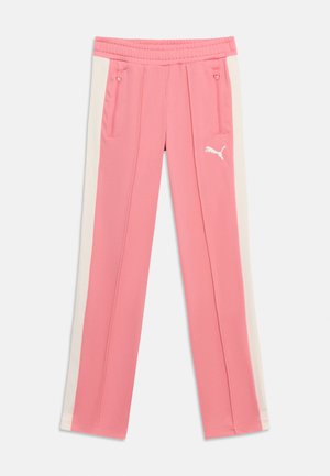 Pantalon de survêtement rose pour enfants avec bandes blanches sur les côtés, taille élastique, poches zippées et logo Puma blanc sur la cuisse gauche.