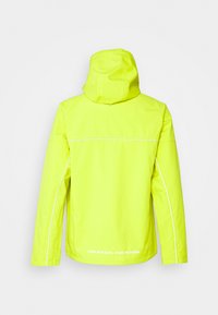 Giacca impermeabile gialla con cappuccio, caratterizzata da piping riflettente bianco e testo sull'orlo. Texture liscia e vestibilità standard.