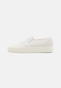 - Sneakersy niskie