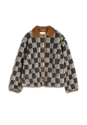 Veste en polaire boutonnée avec un motif à carreaux noir et blanc, col en velours côtelé marron et bordure marron aux poignets et à l'ourlet.