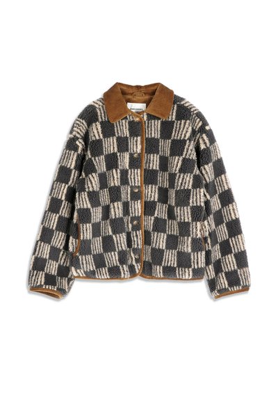 Veste en polaire boutonnée avec un motif à carreaux noir et blanc, col en velours côtelé marron et bordure marron aux poignets et à l'ourlet.