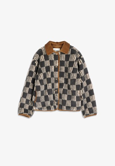 Veste en polaire boutonnée avec un motif à carreaux noir et blanc, col en velours côtelé marron et bordure marron aux poignets et à l'ourlet.