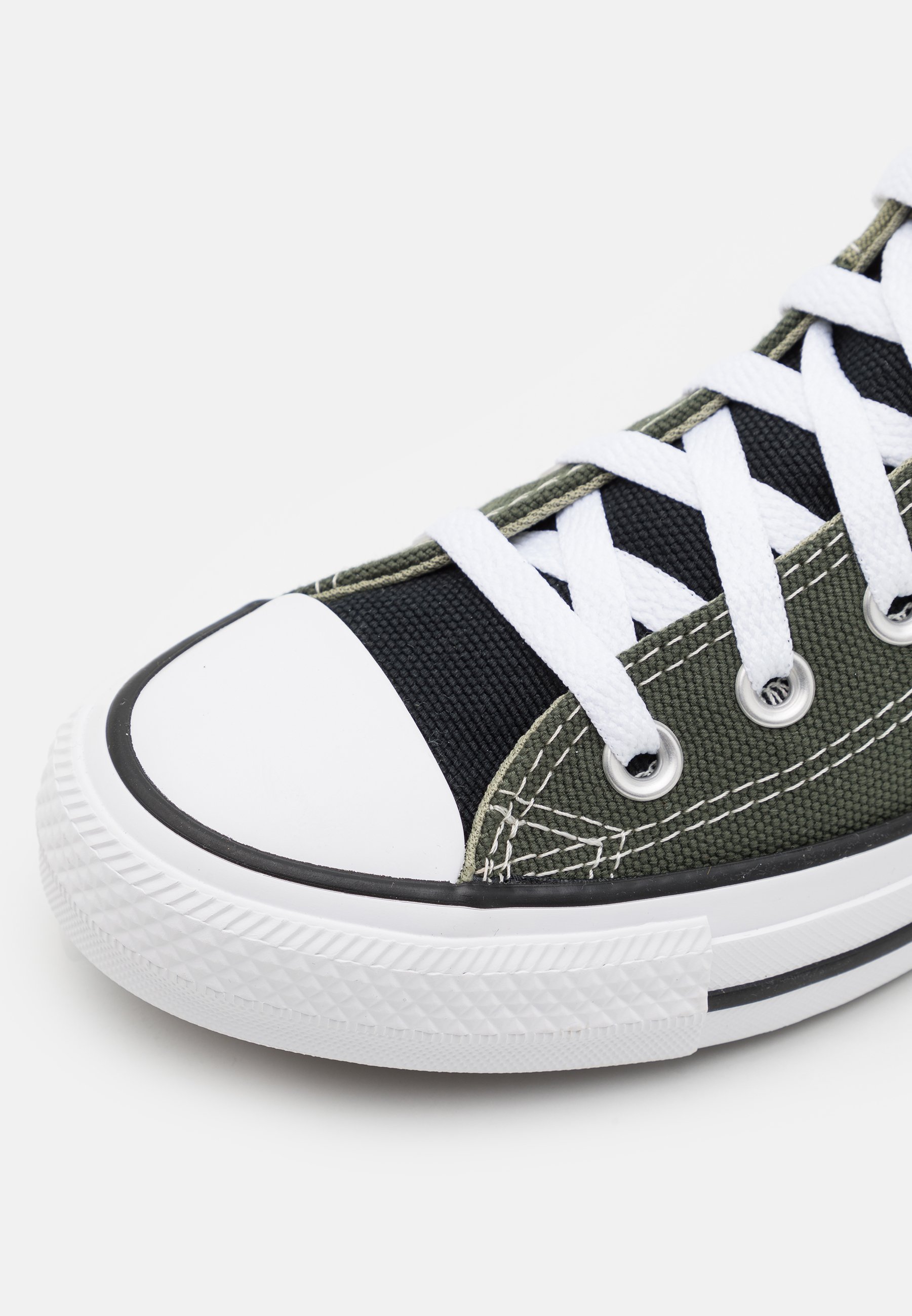 converse shoreline trainers