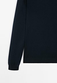 Dunkelblauer Langarm-Sweatshirt aus Baumwollmischung, Rippbündchen und -saum, glatte Textur, schlichtes Design, keine sichtbaren Muster oder Akzente.