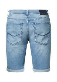 Shorts en denim bleu clair avec un ourlet retroussé, dotés de deux poches arrière et de subtils accents de couture. Étiquette noire au niveau de la taille.