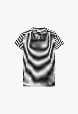 Chemise en tricot à manches courtes, rayée de noir et blanc en zigzag, avec un décolleté en encoche et un col rond.