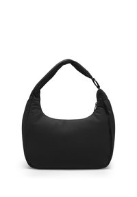 Sac d'épaule en tissu noir doux avec poignée rembourrée et fermeture éclair sur fond blanc.