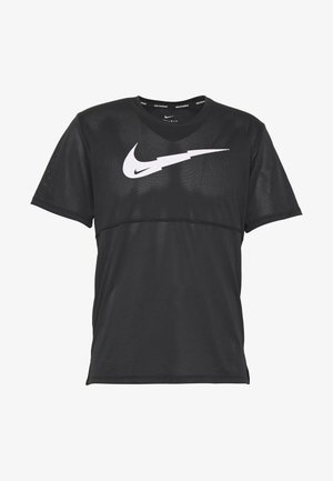 Schwarzes kurzärmeliges Mesh-Laufshirt von Nike mit großem weißem Swoosh-Logo, das schräg mit einem Blitzdesign über der Brust verläuft.