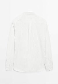 Chemise à manches longues blanche à fines rayures grises, dotée d'un col classique, de poignets boutonnés et d'un ourlet arrondi. Texture de tissu lisse.