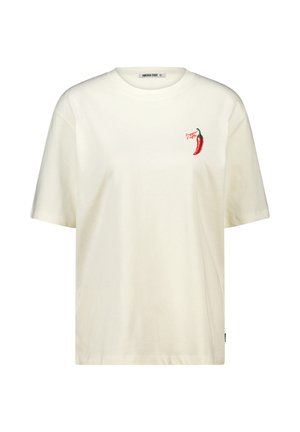 Crème-kleurig katoen t-shirt met korte mouwen, een ronde hals en een borduursel van een rode chilipeper op de linkerborst.