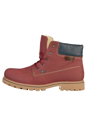 Bottines rouges et marine avec tige en cuir et texturée, bout rond, fermeture à lacets à l'avant et semelle en caoutchouc avec rainures de traction.