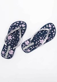 Chanclas navy con patrón floral rosa, material de goma, tirantes plateados texturizados, acento de logo rectangular en la suela.