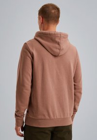Hoodie marron avec une capuche à cordon et des poignets et un ourlet côtelés. Tissu doux, coupe décontractée et branding minimal sur le côté inférieur.