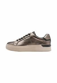 Sneaker in metallo bronzato con dettagli neri, lacci piatti e suola testurizzata. Presenta un profilo basso e un logo del marchio discreto sul lato.