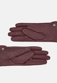 Gants en cuir bordeaux avec une texture lisse, présentant un design élancé et un détail de logo au niveau du poignet. Modèle à quatre doigts.