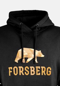 Schwarzer Hoodie mit einem geometrischen Bärendesign in Beige- und Brauntönen. Das Wort "FORSBERG" ist in fetten gelben Buchstaben darunter gedruckt.