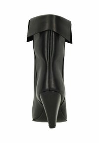 Zwarte leren enkellaars met opgevouwen rand en taps toelopende hoge hak, achteraanzicht op witte achtergrond.