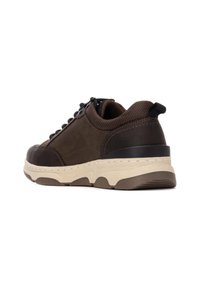 Zapatilla de cuero marrón con un upper de tela texturizada, puntera redonda, una entresuela gruesa de color crema y acentos negros en el talón y el sistema de cordones.