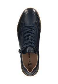 Marineblaue Ledersneaker mit strukturierter Oberfläche, runder Kappe, kontrastierender Gummisohle und blauen Schnürsenkeln. Verfügt über einen seitlichen Reißverschluss für einfaches An- und Ausziehen.