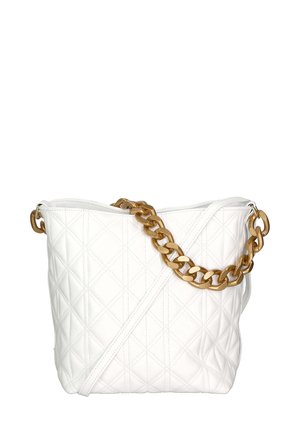 Sac en cuir blanc matelassé en forme de seau avec une structure rigide, doté d'une grande bandoulière en chaîne dorée et de détails de motif de couture diagonale.