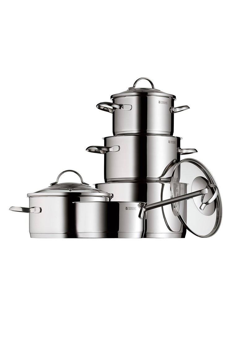 Ensemble de casseroles en acier inoxydable empilées, comprenant des poêles et des couvercles en verre de différentes tailles, sur fond blanc.