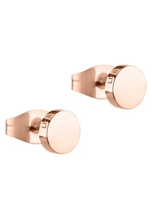 Paire de clous d'oreilles ronds en or rose avec une finition lisse et une petite bande gravée près du bord avant.