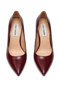 Tacchi alti a punta bordeaux realizzati in pelle lucida, con una parte superiore liscia e un design a basso taglio per un aspetto elegante.