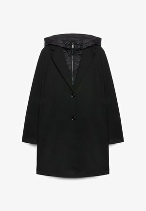 Manteau noir mi-long avec col à revers et deux boutons sur le devant, comprenant une doublure intérieure matelassée zippée à capuche avec cordons de serrage.