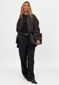 NA-KD CONTRAST BINDING - Kratek plašč - brown